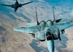 图为可携带核弹头的美国空军 B-1B 远程战略轰炸机2021年10月30日与一架以色列空军 F-15 攻击鹰在中东上空编队飞行的照片。