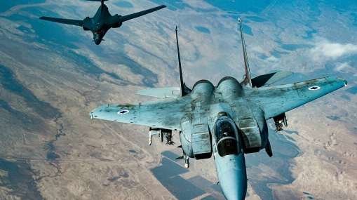 图为可携带核弹头的美国空军 B-1B 远程战略轰炸机2021年10月30日与一架以色列空军 F-15 攻击鹰在中东上空编队飞行的照片。